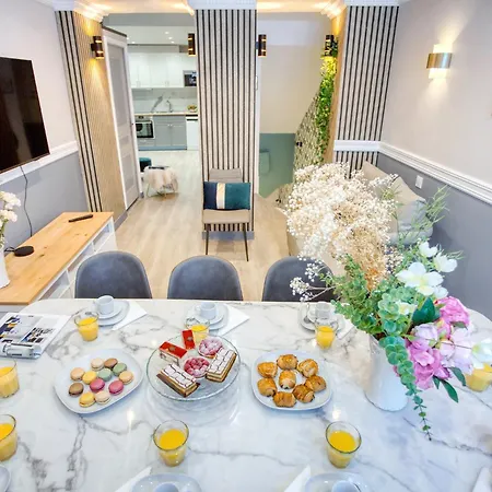 Elegant Triplex In - Ideal For 10 - Aircon アパート *
