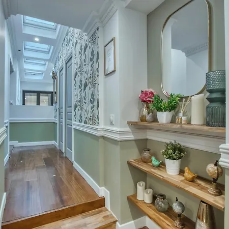 Elegant Triplex In - Ideal For 10 - Aircon Apartment *