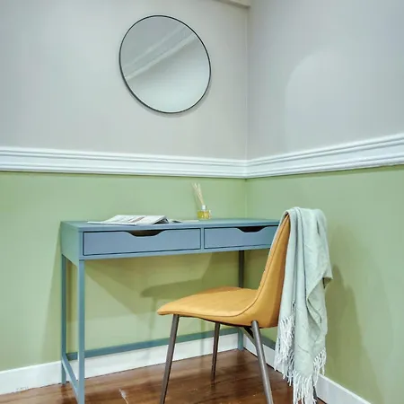 Elegant Triplex In - Ideal For 10 - Aircon Apartment