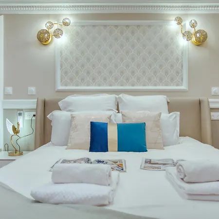 Elegant Triplex In - Ideal For 10 - Aircon Apartment