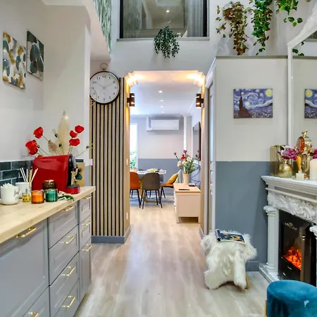 Elegant Triplex In - Ideal For 10 - Aircon *